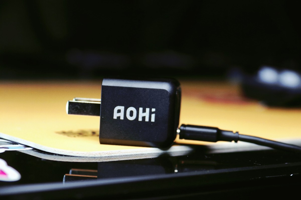 只有拇指大小的新氮化镓微型大功率充电器：AOHI 30W上手实测