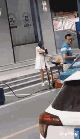 搞笑动图图片：美女秒变大叔！