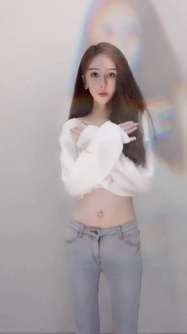 大美女GIF图片：大得很突然，大得很实在啊！