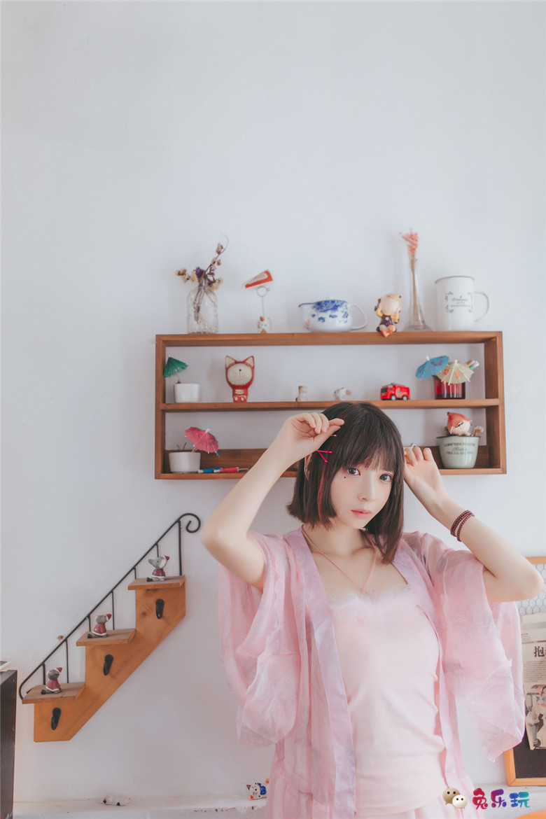 甜美少女的粉色睡衣