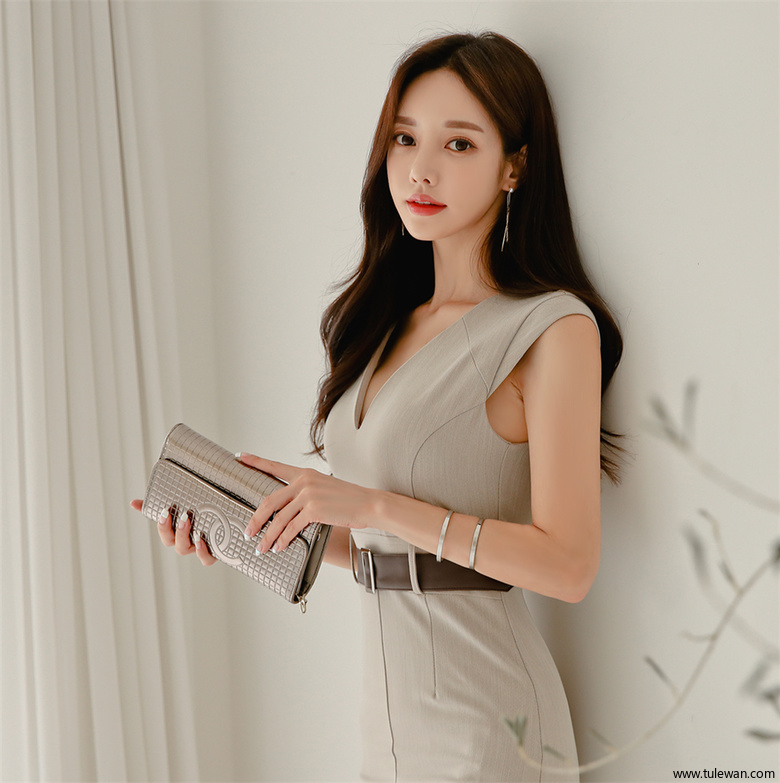 孙允珠丨纯色瓷黄釉彩花瓶束腰及膝裙