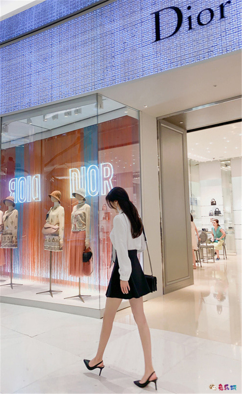 孙允珠丨白汀威士忌西洋字母絮带衣裙