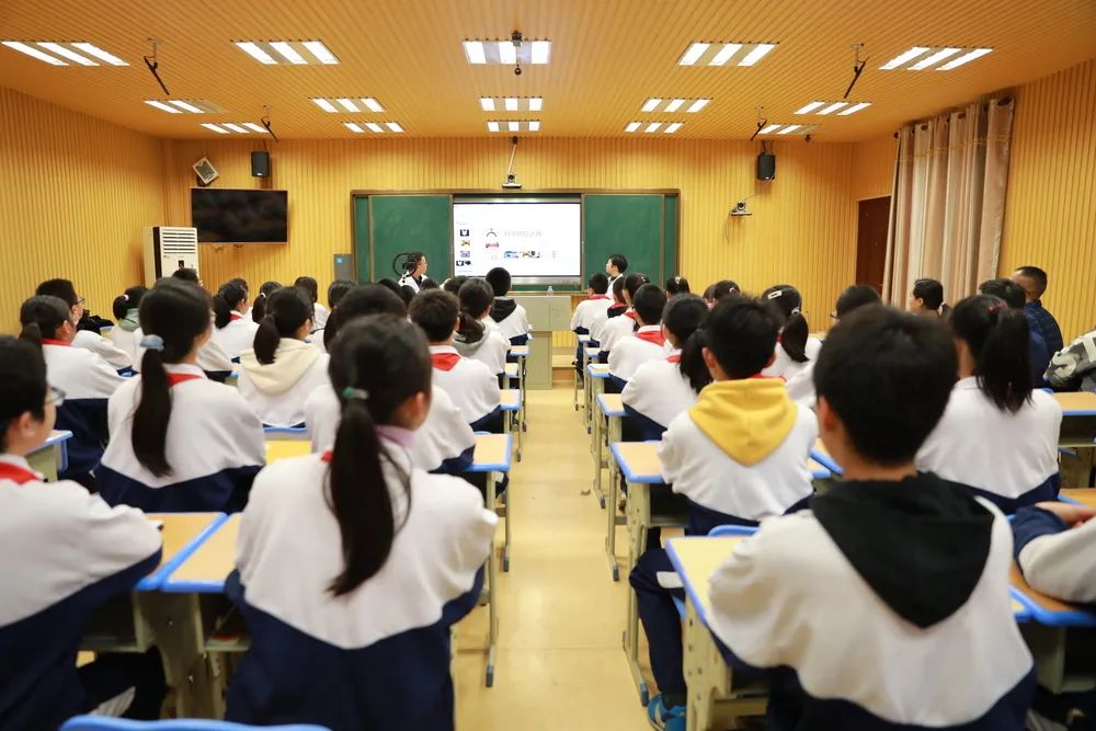 近视防控宣传教育月，湘潭市中心医院走进第十六中学