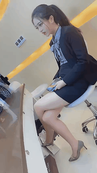 直播美女动态图片：这是直播什么啊！舔？
