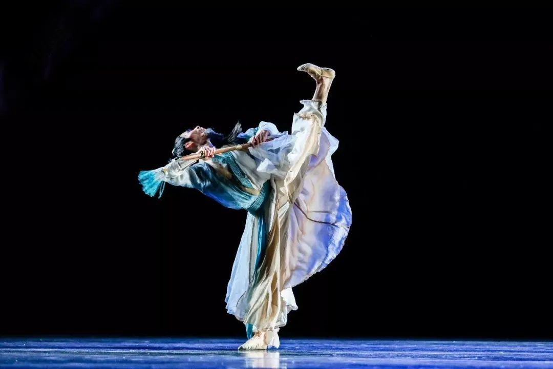 《月下独酌》编导:张军 表演:苏海陆二,中国古典舞剑舞的审美特点接