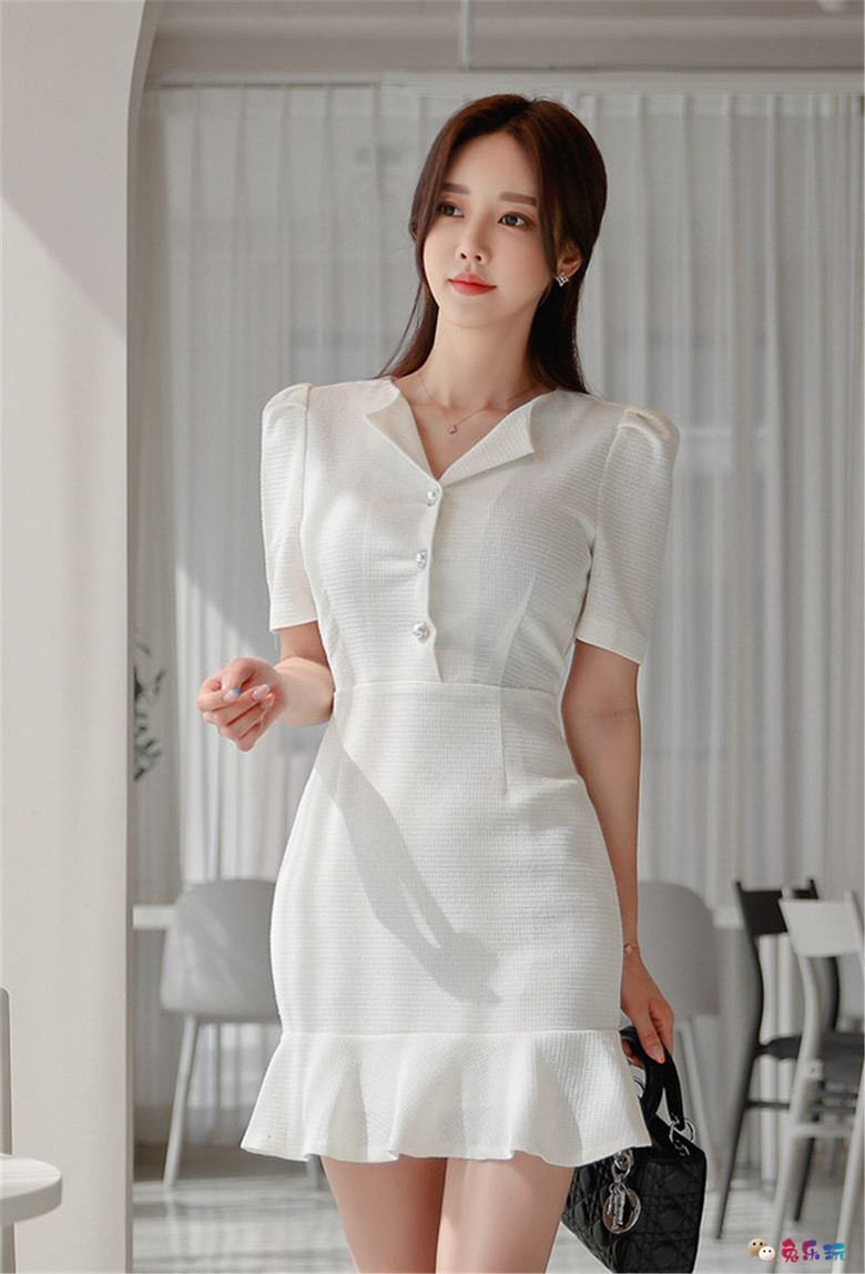 孙允珠丨简式萤白桦树细纹格子职业裙