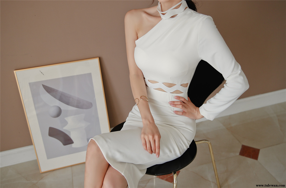 孙允珠丨阿芙洛狄忒水仙花瓶单肩礼裙