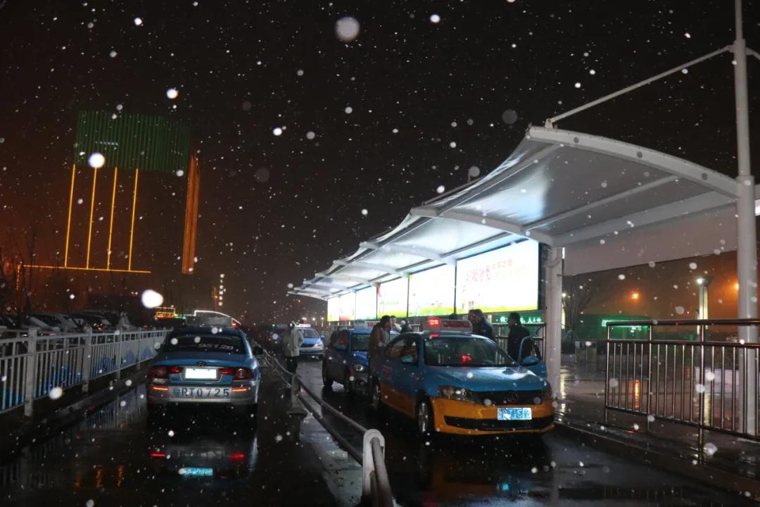 火车站等客的出租车白头偕老真是好寓意刚下车就赶上了菏泽第一场雪