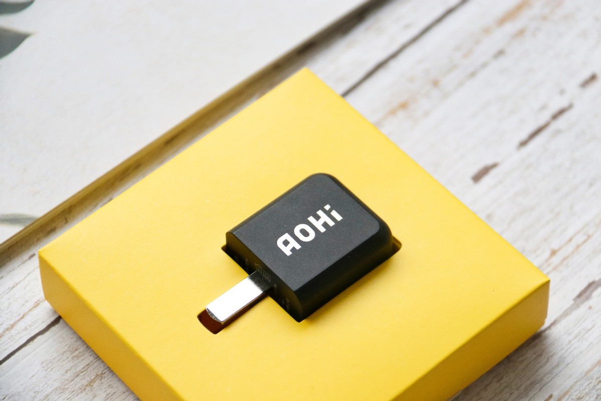只有拇指大小的新氮化镓微型大功率充电器：AOHI 30W上手实测
