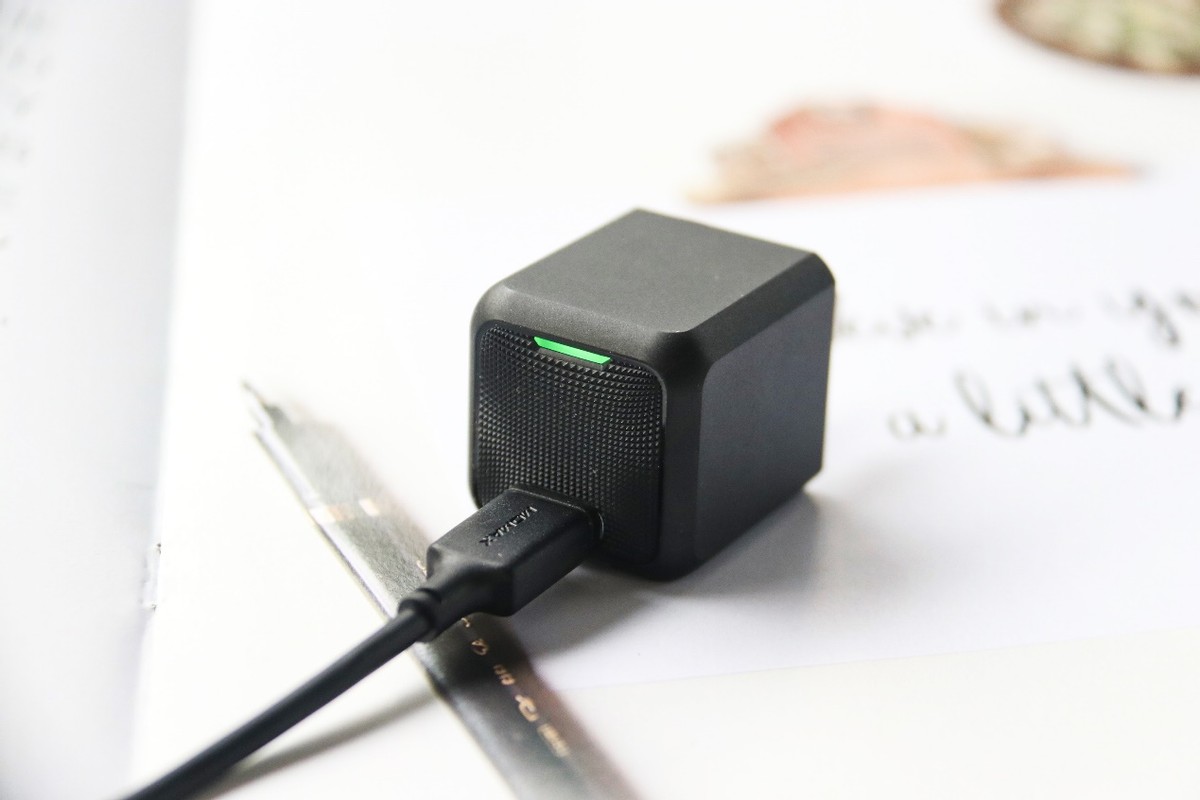 只有拇指大小的新氮化镓微型大功率充电器：AOHI 30W上手实测