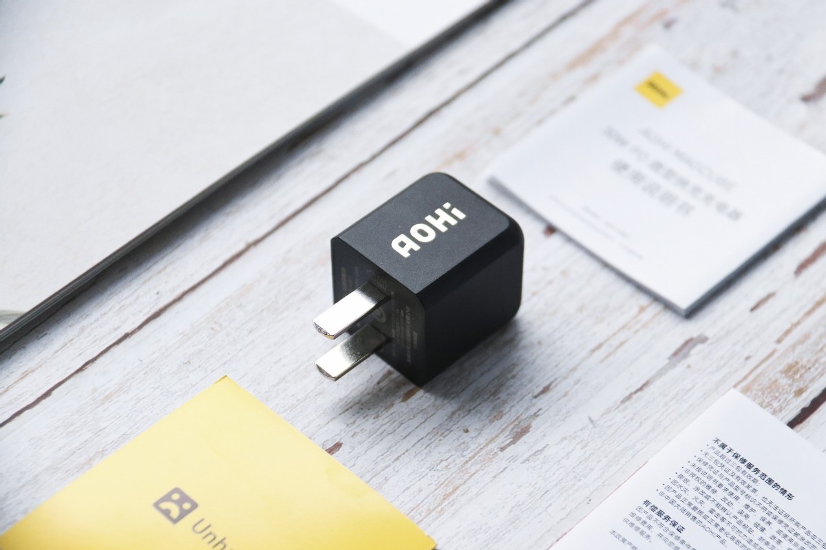 只有拇指大小的新氮化镓微型大功率充电器：AOHI 30W上手实测