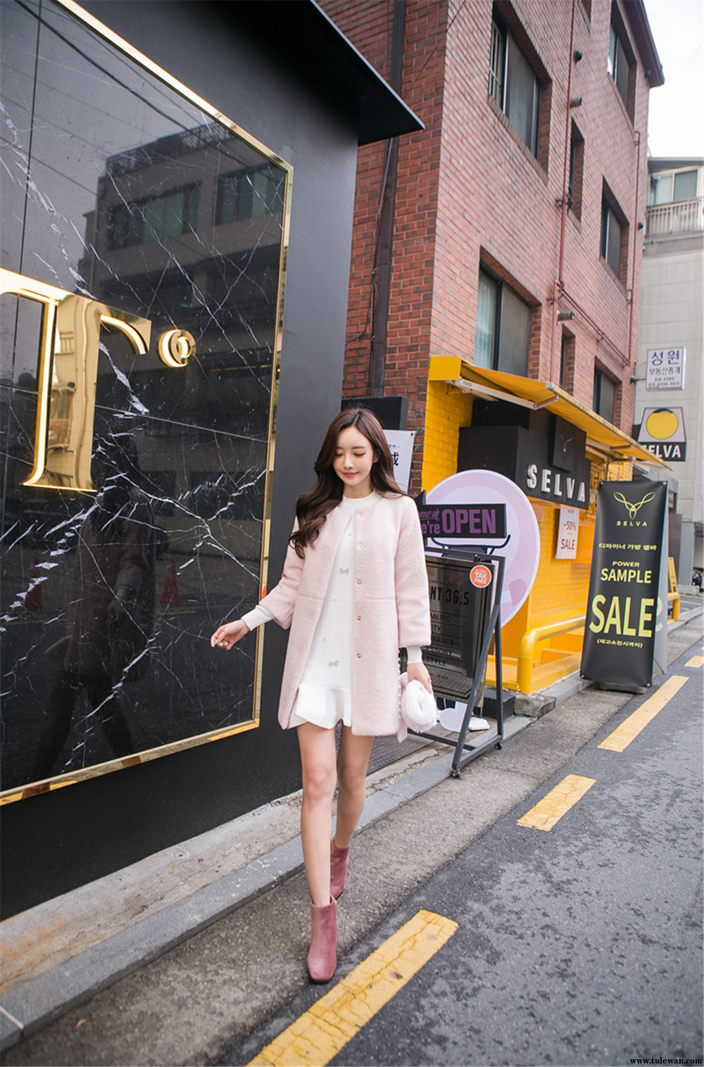 孙允珠丨玻璃镶珠红粉丽人细呢绒风衣