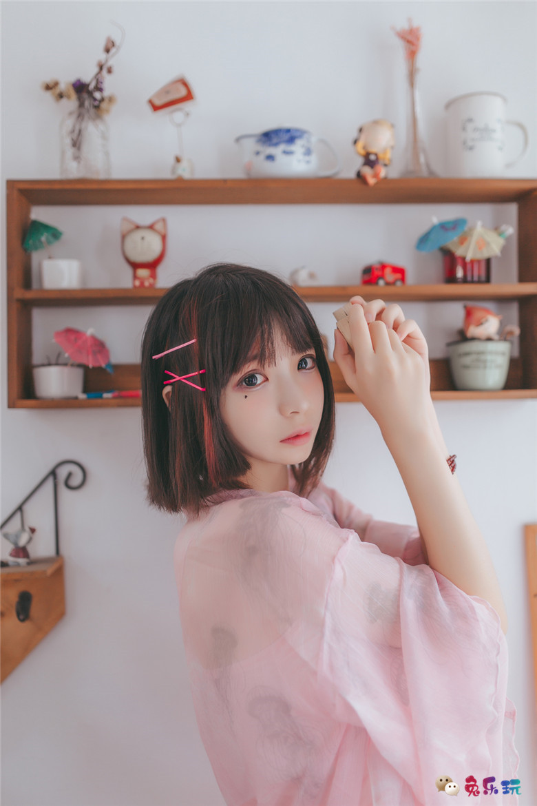 甜美少女的粉色睡衣