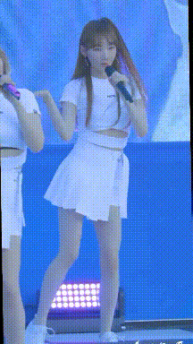 美女图片邪恶动态图：都湿了，快上来换衣服！