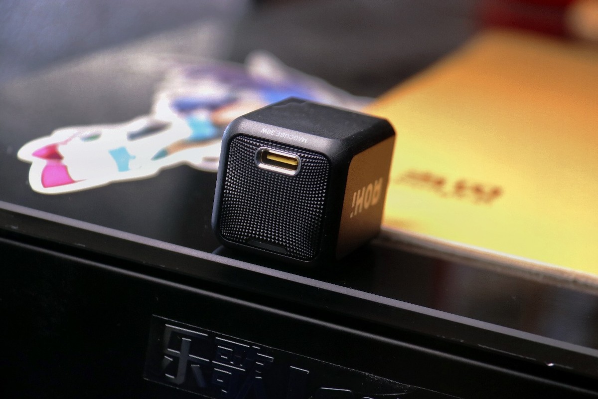 只有拇指大小的新氮化镓微型大功率充电器：AOHI 30W上手实测