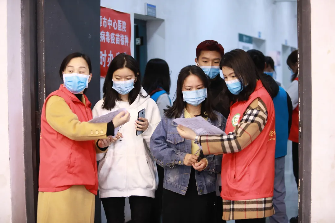 152位惠景“志愿红”助力新冠病毒疫苗接种