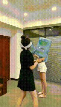 有些邪恶的动态图图片：请问，美女这身材是什么杯