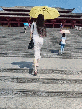 身材爆好的妹子GIF图：熟悉的街头，漂亮的身影！