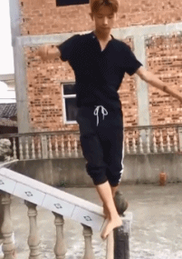 搞笑动图GIF：力太大，妹子这样做肯定是有效果的吧！