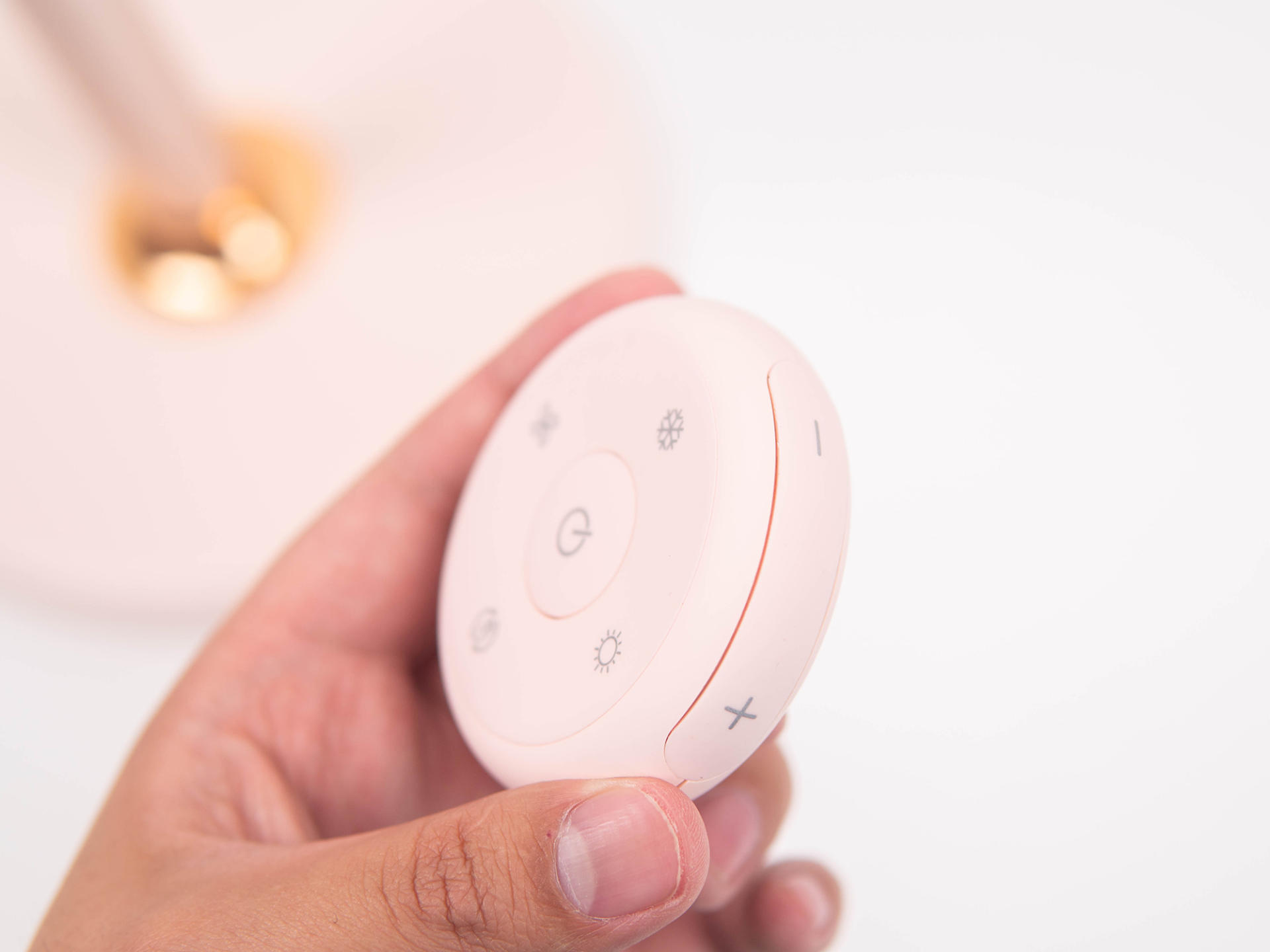 颠覆传统吹发方式，品仕乐立式吹风机解放双手吹发更舒适