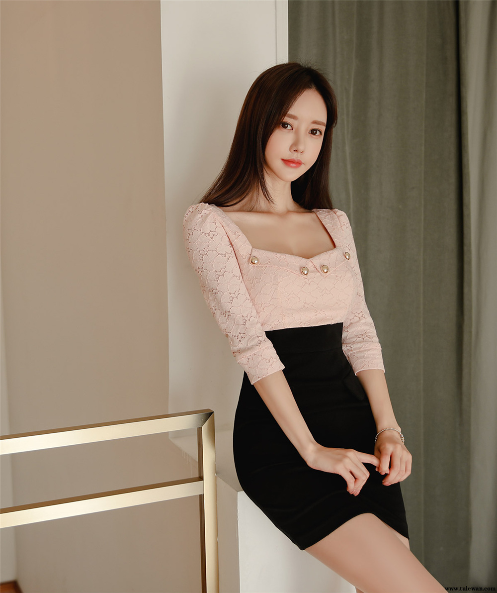 孙允珠丨娇可粉蕊经典知性弧领拼搭裙