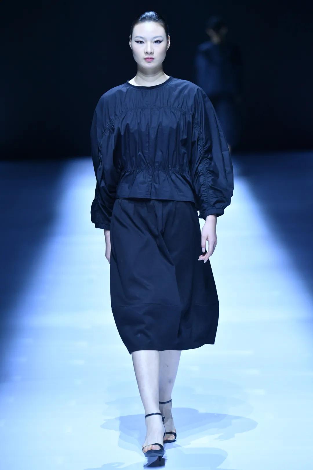 以梦幻且富有魅力,张扬却不失优雅的特性风靡时尚圈;杭州尺度传魅服装