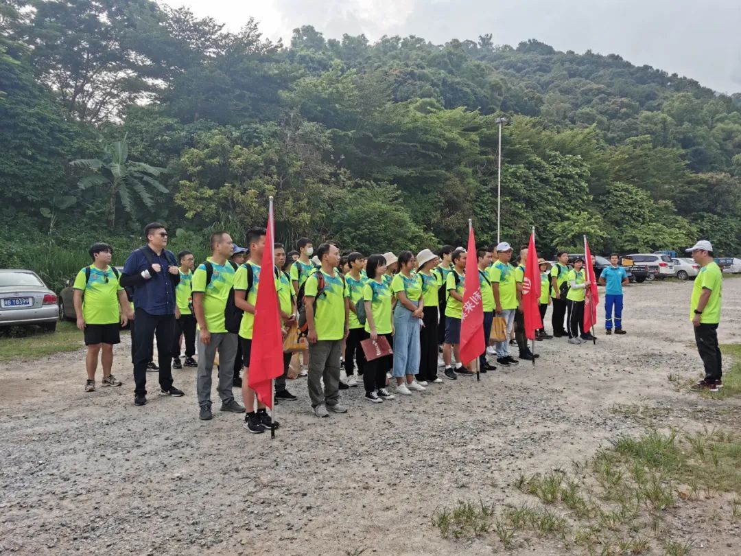 天利来集团董事长龚懿在登顶前发表讲话