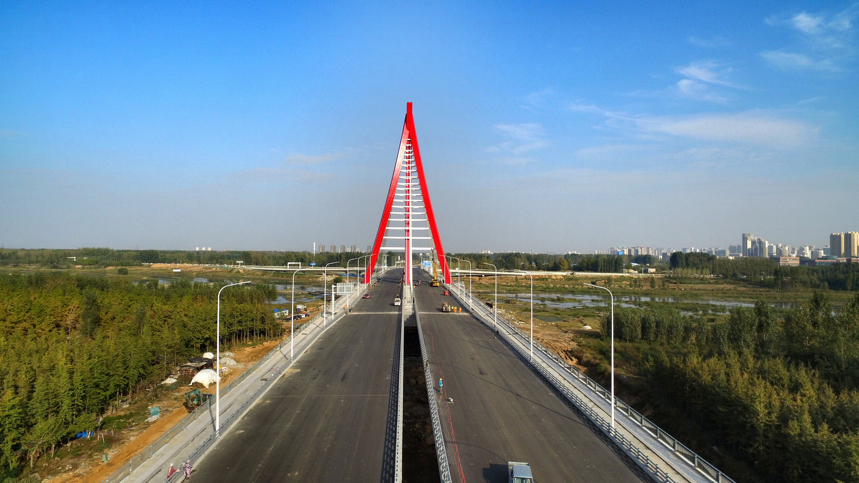 环线道路建设方面,实施内环北线(南京路),内环东线(温泉路)改造;中环