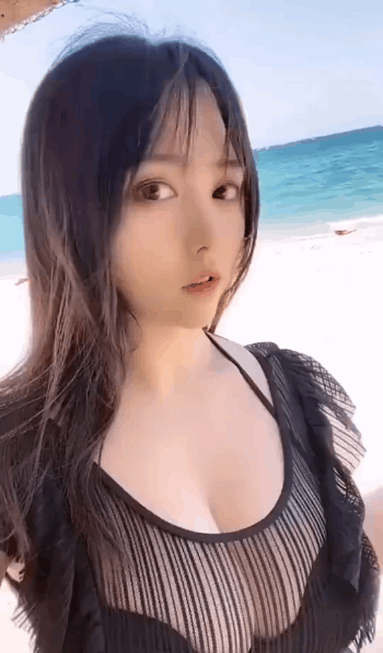 性感美女GIF图片：妹子的声音好好听的！