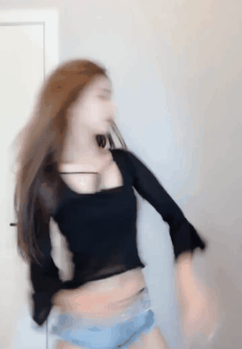美女内涵图片GIF：腰力不错，表情也很到位