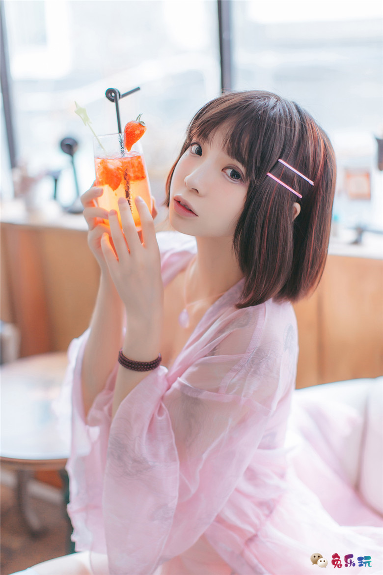 甜美少女的粉色睡衣