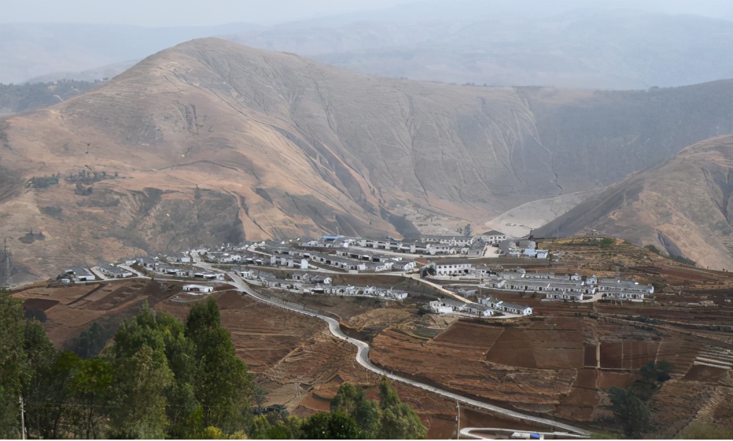 东川区汤丹镇曾是典型的矿业乡镇,这里沟壑纵横,生态资源脆弱,地矿