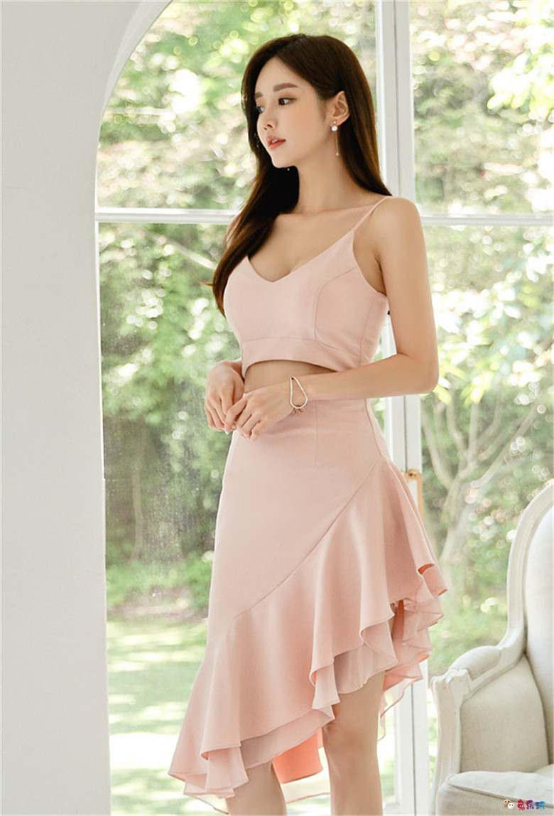 孙允珠：瓦莱塔浪漫馨彩粉斜摆层叠裙