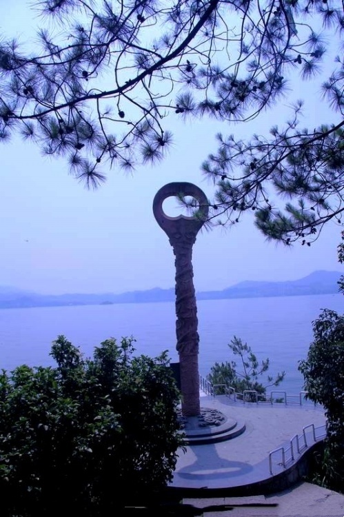曾经一座美丽的城市,如今长眠水下,却成就了一个罕见的人间胜景 曾经一座美丽的城市,如今长眠水下,却成就了一个罕见的人间胜景