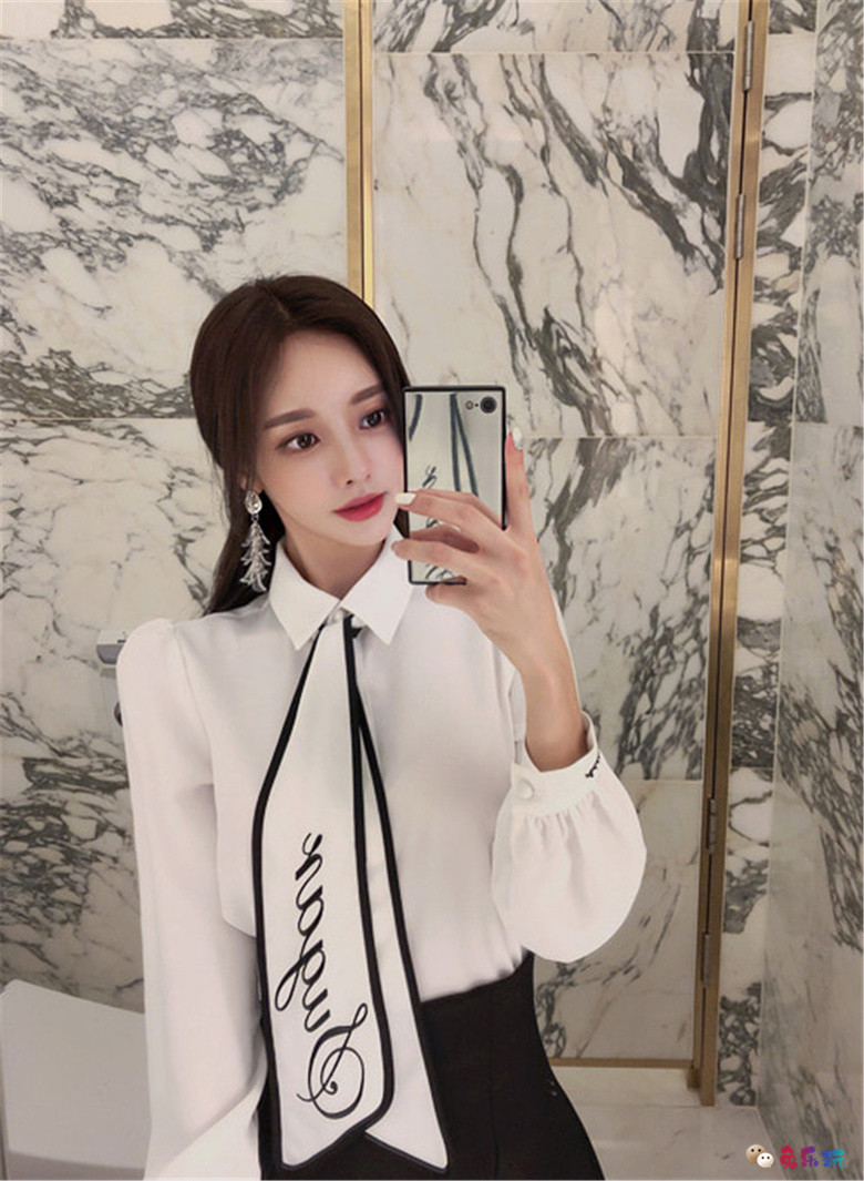 孙允珠丨白汀威士忌西洋字母絮带衣裙