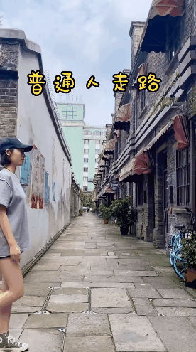 邪恶妹子动图图片：穿裙子，搭上这种身材就是天作之合了！