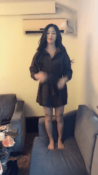 有亮点的美女gif图片：妹子的手指真好看，还有亮点！