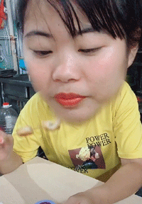 搞笑动图GIF：这，灵魂都被踹出窍了！