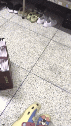 搞笑GIF图片:一张图告诉你!全班就我一个男生有多开心!