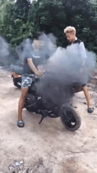 爆笑GIF动图：大爷挺会玩啊，想当天使想疯了吧！