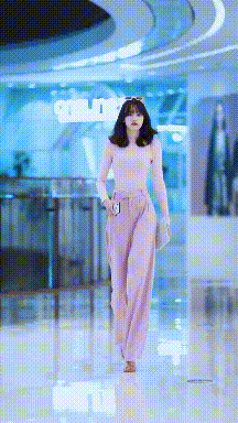 绝色美女动态图片：回家了竟然不关门！等隔壁老王吗？！