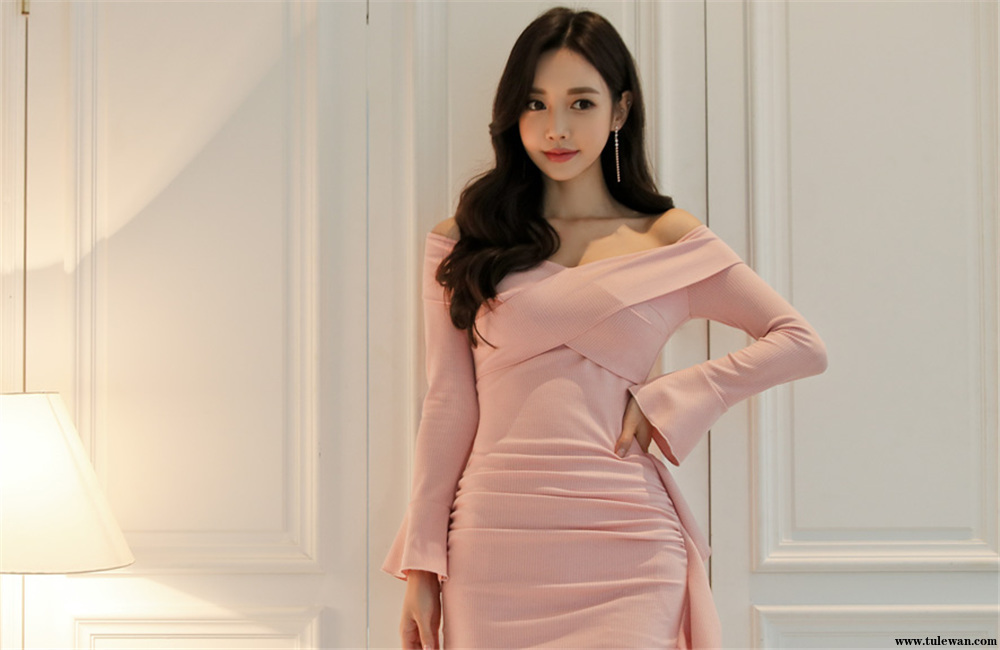 孙允珠丨红莓甜心果糖公主交叉包臀裙