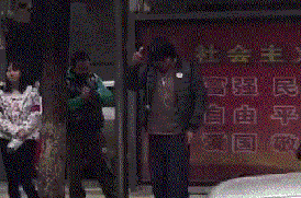 搞笑GIF图:新娘给自己脚上带上脚铐,是说婚姻是牢笼吗?