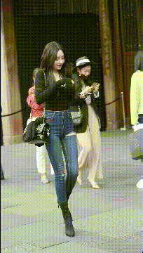 完美身材的美女GIF图片：这身材该凸的凸，该翘的翘！