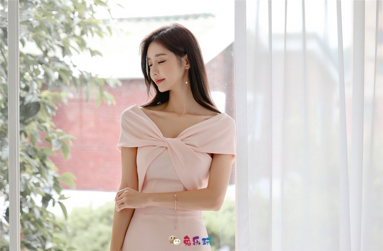 孙允珠：酱红萝粉秋萤露珠搭肩包臀裙