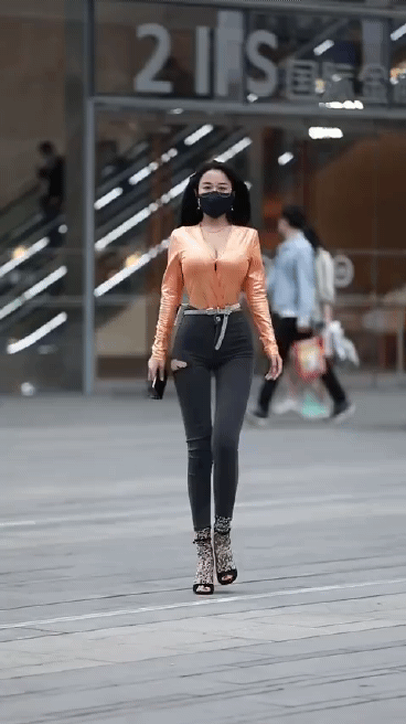 身材爆炸的美女动图：瑜伽球还能这样玩啊！