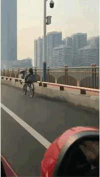 搞笑GIF图片2020：等我有钱了，我也要躺着开车！