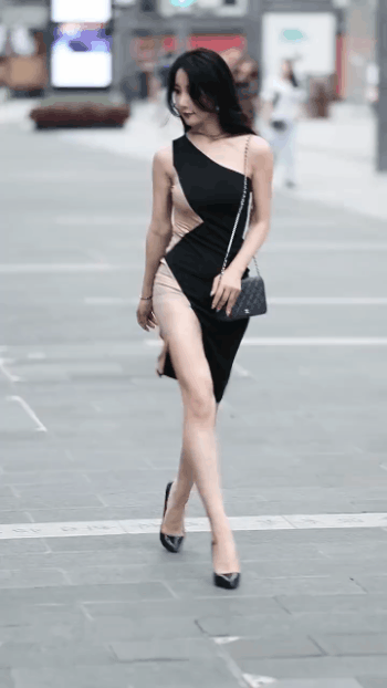直播美女动态图片：这是直播什么啊！舔？