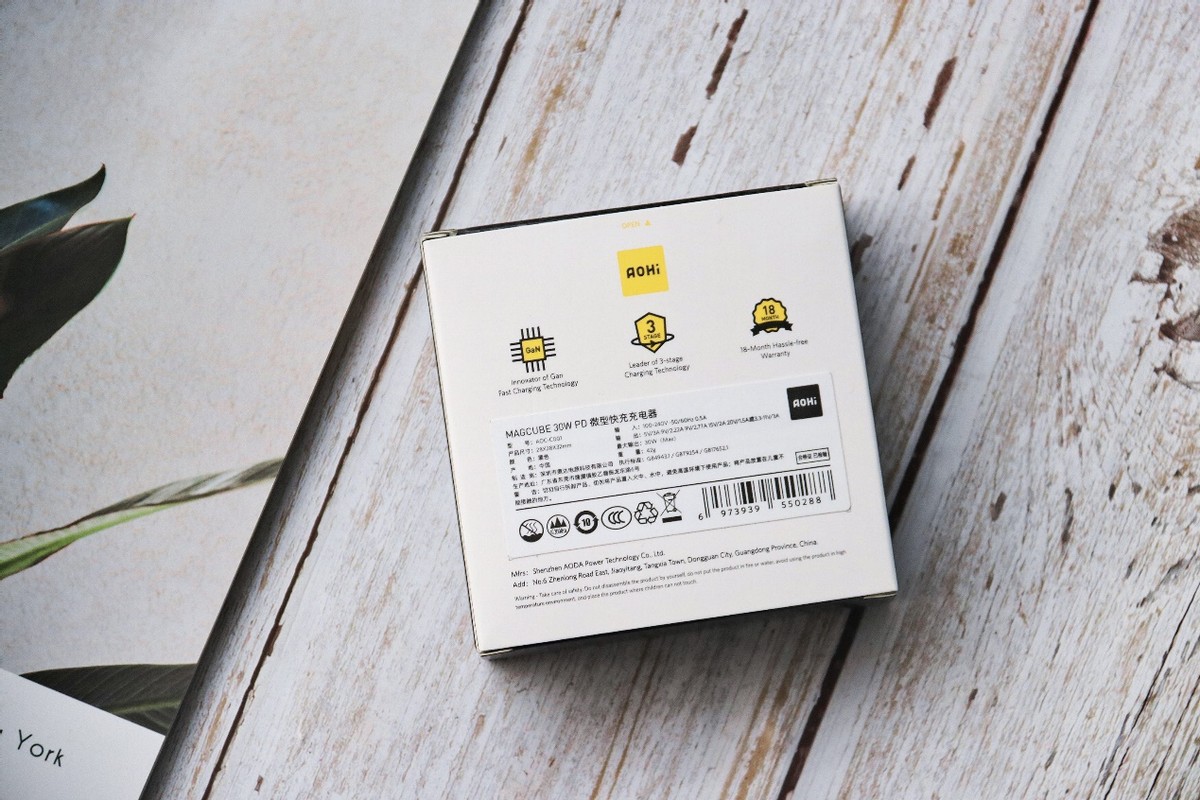 只有拇指大小的新氮化镓微型大功率充电器：AOHI 30W上手实测