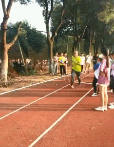 搞笑GIF图片：一个没有天敌却硬生生把自己玩成珍惜动物的品种